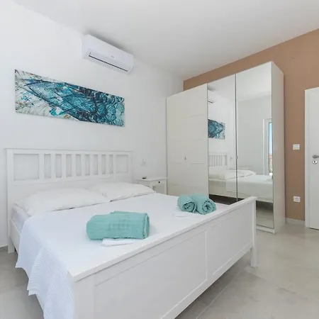 Hébergement de vacances Dante With Sea View & Private Pool Makarska