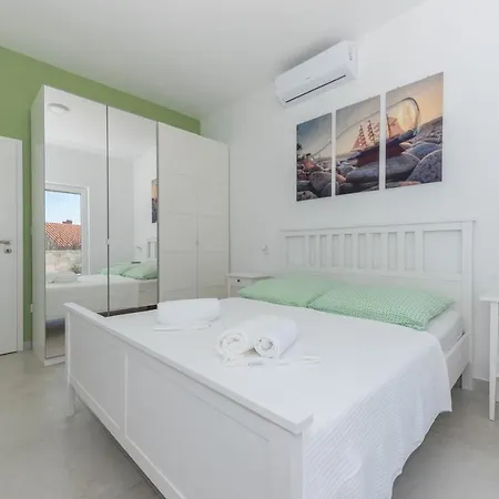 Dante With Sea View & Private Pool * Makarska