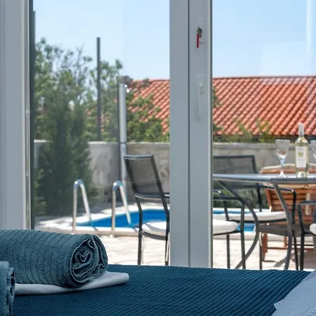 Dante With Sea View & Private Pool Hébergement de vacances