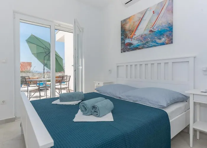 Dante With Sea View & Private Pool Макарська