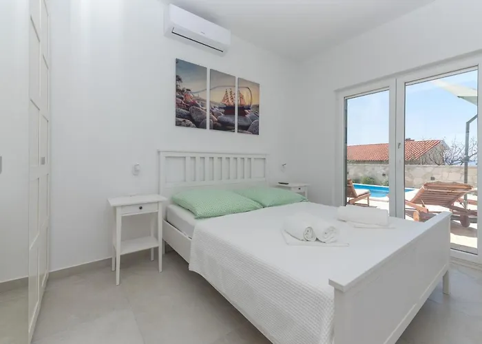 Dante With Sea View & Private Pool Makarska